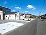 外観：前面道路幅員6ｍで広々、車の出し入れ楽々！