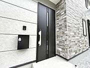 重厚感があるスリット入り鋼製玄関ドア！