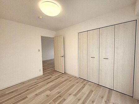 洋室3。お掃除楽々フローリングのお部屋。