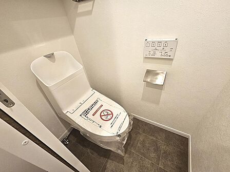 トイレには快適な温水洗浄便座付き。