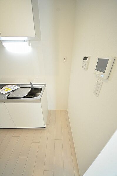画像27:冷蔵庫スペースと給湯パネルです。