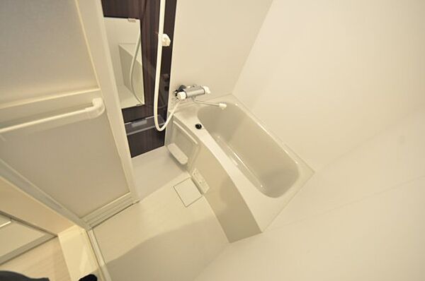 画像6:お洒落なカラーパネルの浴室乾燥機付きの綺麗なバスルームです。