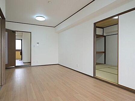 LDKと和室併せて約21帖の広々空間。フローリングの床はお掃除もしやすそうです。(室内照明器具新設)