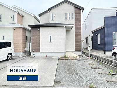 外観：シンプルでナチュラルな色合いの外観。南面バルコニーと南庭をご用意。明るい空間で気分も和みます
