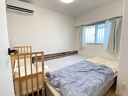 北東洋室です。白を基調とした配色は統一感があり、お部屋が一層広く感じられますね。窓を二重にしています!こちらはエアコンが付いた状態でお引渡し可能です♪すぐに使えます!