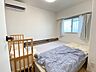 洋室：北東洋室です。白を基調とした配色は統一感があり、お部屋が一層広く感じられますね。窓を二重にしています！こちらはエアコンが付いた状態でお引渡し可能です♪すぐに使えます！