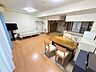 リビング/ダイニング：（居住中につき画像を加工しています。）南面バルコニーに面しております。