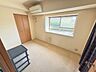 洋室：（居住中につき画像を加工しています。）約5.2帖の洋室です。