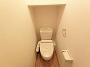 トイレには棚が設置されています。