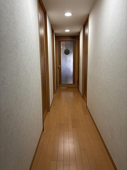玄関から各部屋につながる廊下です。