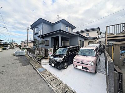 外観：☆1988年築☆内外装リフォーム済み☆駐車場拡張工事により3台駐車可☆築年数を感じさせない仕上りとなりましたので、現地でご体感ください♪