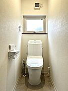 【リフォーム済】1階トイレです。リフォームでは温水洗浄機付きの便器を新品交換、床をクッションフロア上張り、クロス張替えを行いました。