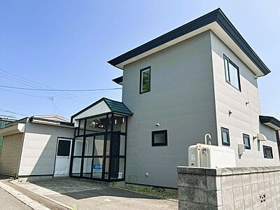 外観:駐車場は車庫と横付1台で2台駐車可能です。 外観:駐車場は車庫と横付1台で2台駐車可能です。