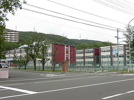 桜蘭中学校迄1kmです。教育目標は自立、共生、貢献です。 1000m