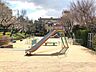 周辺：南明公園■緑いっぱいの自然に囲まれた公園です。お父さんの休日には運動用具をもってキャッチボールしたり、サッカーしたりと幅広い遊びを可能にしてくれます。 610m