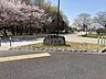 周辺：川名公園■緑いっぱいの自然に囲まれた公園です。お父さんの休日には運動用具をもってキャッチボールしたり、サッカーしたりと幅広い遊びを可能にしてくれます。 820m