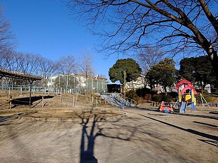 山吹谷公園■緑いっぱいの自然に囲まれた公園です。お父さんの休日には運動用具をもってキャッチボールしたり、サッカーしたりと幅広い遊びを可能にしてくれます。 460m