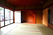 1階6帖和室。1間半の広い押入があります。
