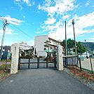 小学校「松本市立本郷小学校まで1413m」