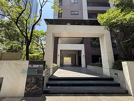 植栽豊かなエントランスアプローチ(階段とスロープもあり)
