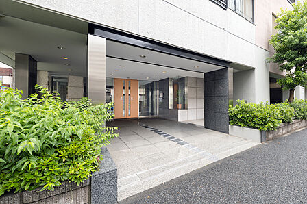 エントランスは少し奥まった形。もちろんオートロックで安心のセキュリティです。
