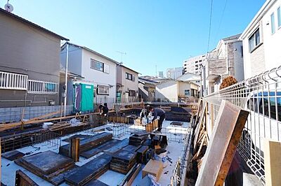 外観：中野区南台2丁目、全2棟の新築分譲住宅。 陽あたりの良い建物の中を風が気持ちよく通り抜けます。