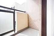 陽あたりがよく、心地よい風が吹き込むバルコニー。