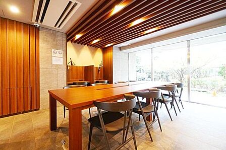 居住者がゆったりとくつろげるコンフォートラウンジを備えています。