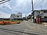 その他：比較的交通量の少ない穏やかな前面道路。幅もたっぷりあるので、小さなお子様と一緒でも安心して快適にお散歩が楽しめますね♪