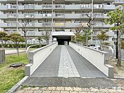 マンション入り口はスロープになっているため、ベビーカーや三輪車などの出入りがしやすいですね。