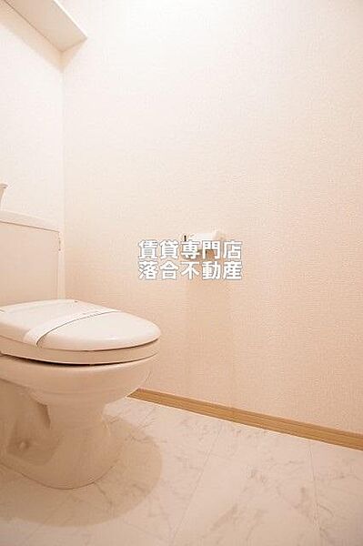 画像12:落ち着いた色調のトイレ