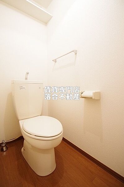 画像12:落ち着いた色調のトイレ