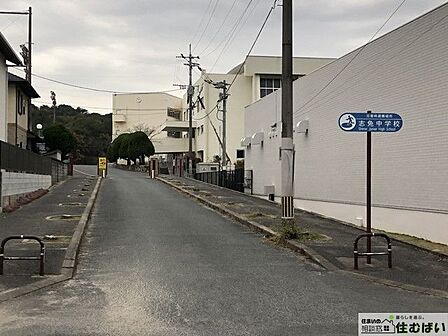 志免町立志免中学校 徒歩9分。バス通学が認められている学校です。 660m