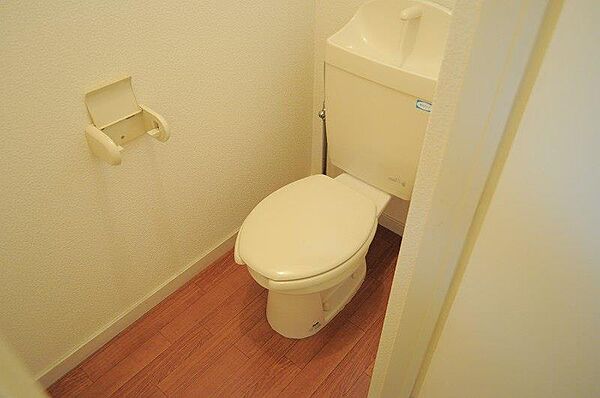 画像7:広々したトイレ