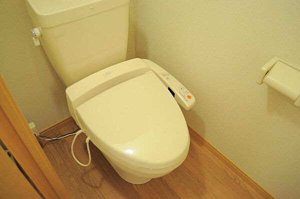 画像8:快適な温水洗浄便座付きトイレになります。