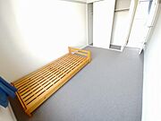 2階寝室（家具あり）：階段上がって右手側のお部屋