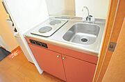 コンパクトなキッチン。2口電気コンロ。専用ラックも販売中。