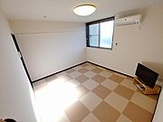 居室：1階フローリング、2階カーペット