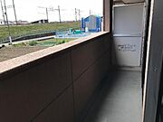 南向きで洗濯物も乾きやすいベランダ