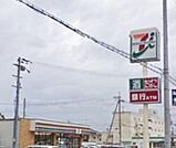物件から約200mのコンビニです