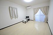広々ベランダ付き♪小さい窓は角部屋の特権です。
