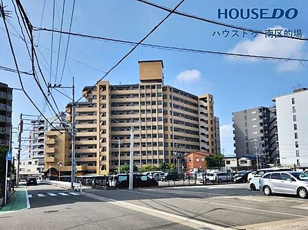 横手小学校、横手中学校まで徒歩4分。お子様の通学も安心の立地。スーパーやディスカウントストアなどが周辺に充実した生活利便の良いエリアです。敷地内に共用温泉があります。