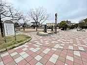 野間大池公園池の周りを一周できるウォーキングコースや遊具で遊べる公園広場があります。 300m