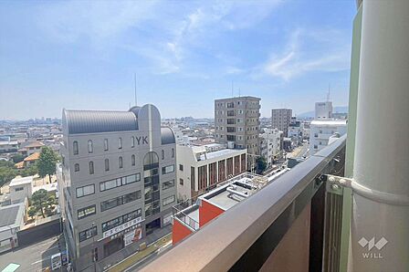 〜バルコニーからの眺め(南西方向)〜目の前に高い建物がないので、遠くまで見渡せ、南向きなので、日当り・通風も良好です。時には外に出て外気に触れ、気分をリフレッシュしていただくことも可能です。