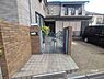 玄関：〜物件の玄関〜門扉がついており、プライバシー性の高いお住まいです。また、TV付きインターホンも付いており、防犯面も安心です！