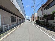 物件の北側前面道路（西側から）［2025年7月8日撮影］