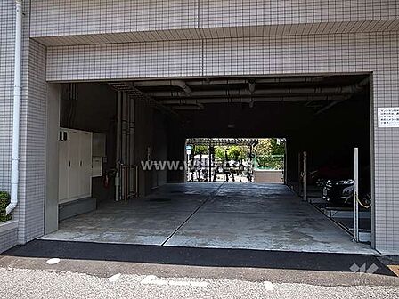 〜敷地内駐車場〜入口が広いので、駐車もしやすそうです！空き状況に関しましては日々変動いたしますので、お気軽に担当者までお問い合わせ下さいませ。