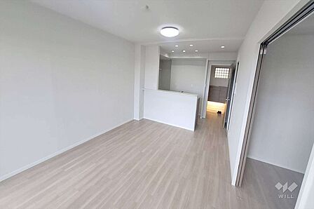 LDK約15.4帖あります。窓から差し込む光がお部屋の雰囲気を明るくします。ソファーやダイニングテーブルを置いて家族の憩いの場としてゆっくり過ごすことができます。［2025年1月22日撮影］