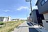 外観：～物件の東側前面道路（北側から）～「中央保育所」徒歩10分、「美鈴月影幼稚園」徒歩8分、「稲野小学校」徒歩8分、「西中学校」徒歩6分、「サンディ伊丹昆陽店」徒歩3分［2026年6月4日撮影］