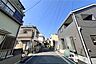 外観：～物件の西側前面道路（南側から）～この物件は阪急伊丹線「伊丹駅」から西へバス乗車約10分・徒歩8分、『伊丹市山田3丁目』にある新築一戸建てです。［2026年9月1日撮影］